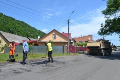 На Тячівщині ремонтують найбільш проблемні ділянки доріг - фото