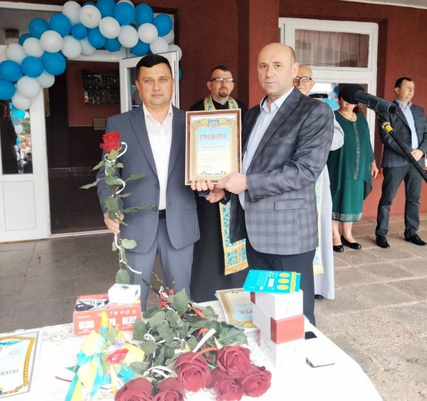 Привітання й подарунки від депутата райради - фото