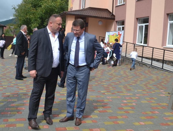 Діти у віддаленому гірському селі Широкий Луг  заслуговують на нову школу та комфортні умови навчання