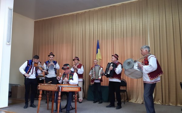 На Тячівщині успішно переатестовано творчі колективи - фото
