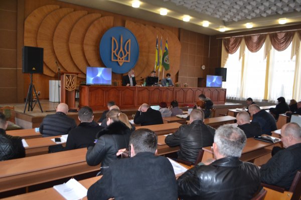 Кисневі концентрати, депутатські звернення та привітання з Днем місцевого самоврядування - відбулася позачергова сесія  Тячівської райради (фоторепортаж)