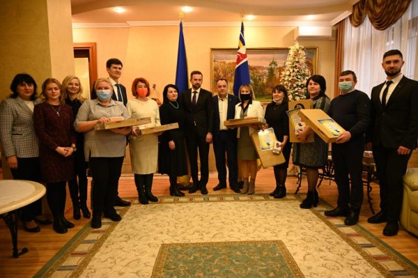 Закарпатські вчителі отримали ще 225 ноутбуків (ФОТО)