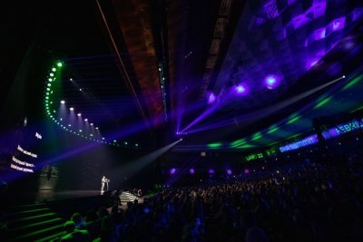 Вакциновані українці віком від 60 років зможуть отримати безоплатний смартфон і пільговий інтернет – Президент