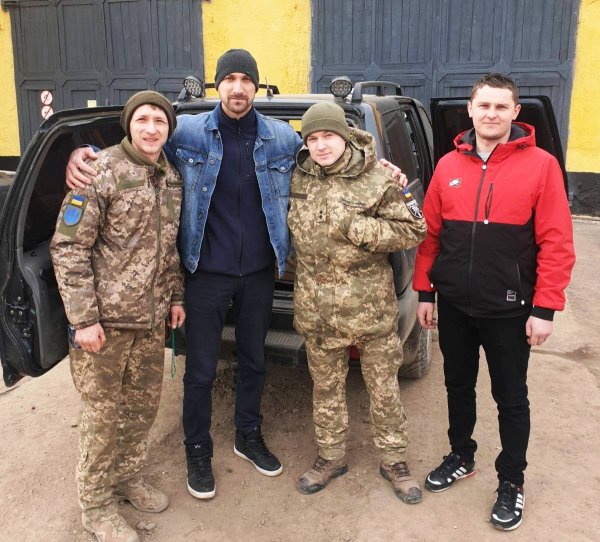 Авто для 128 бригади закупили й передали волонтери з Тячівщини - фото