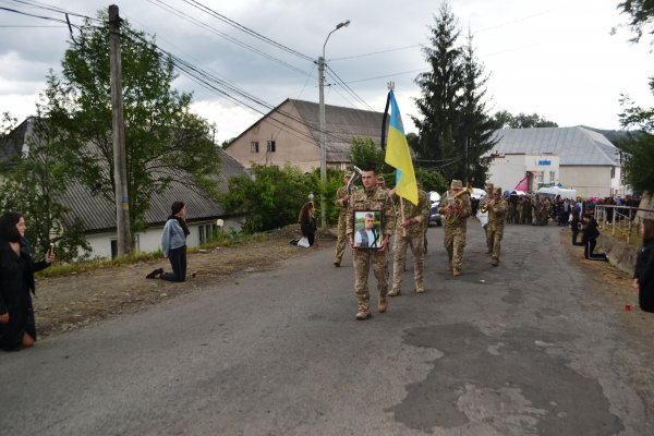 На колінах і з сльозами на очах: в Углі провели в останню путь загиблого захисника Анатолія Петейчука - фото