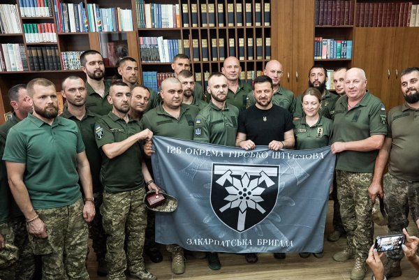 На Закарпатті Президент зустрівся з угорською громадою та відзначив державними нагородами воїнів